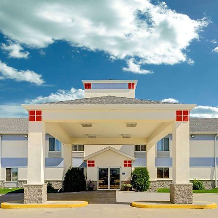 Baymont By Wyndham Wahpeton Hotel Bagian luar foto