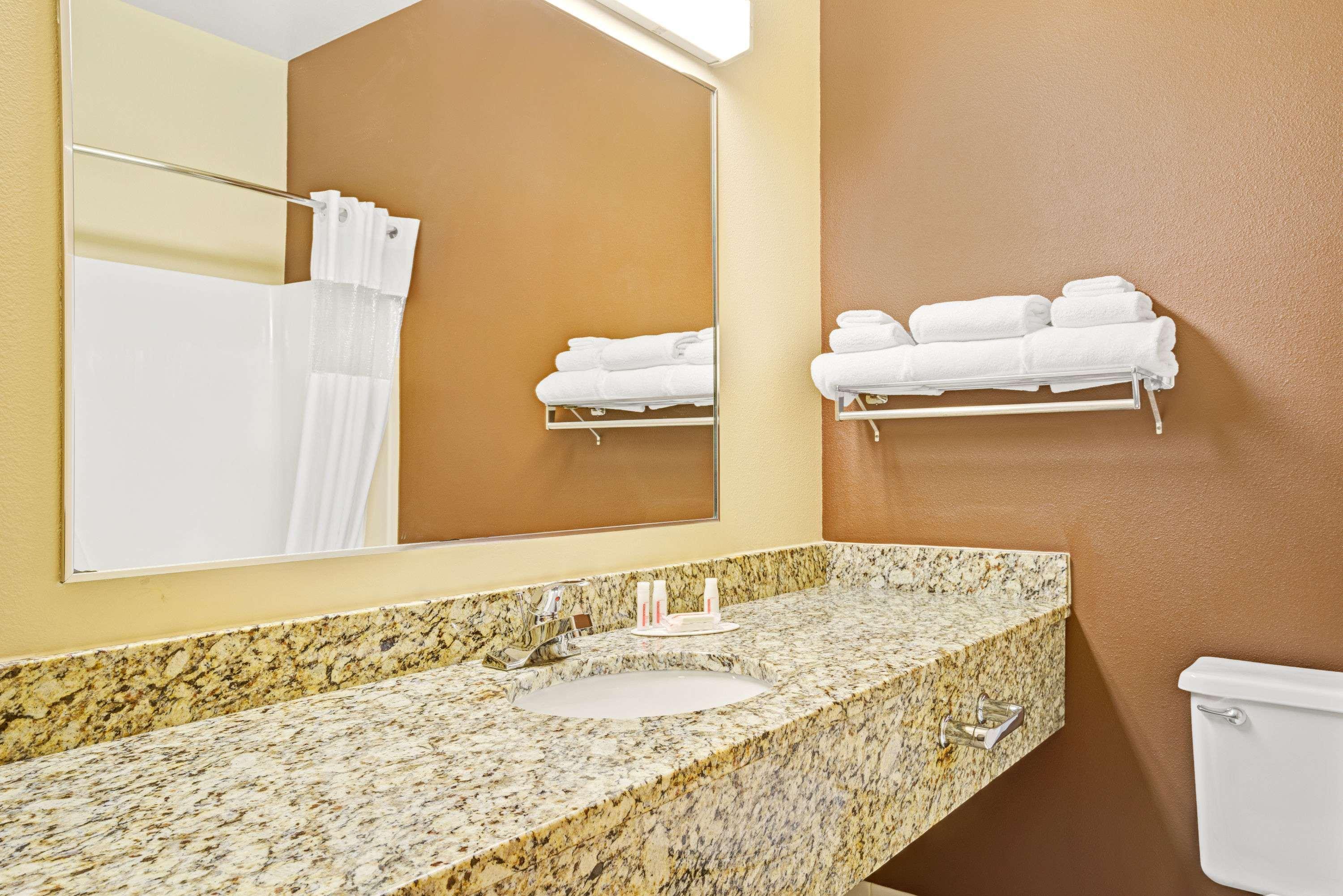 Baymont By Wyndham Wahpeton Hotel Bagian luar foto