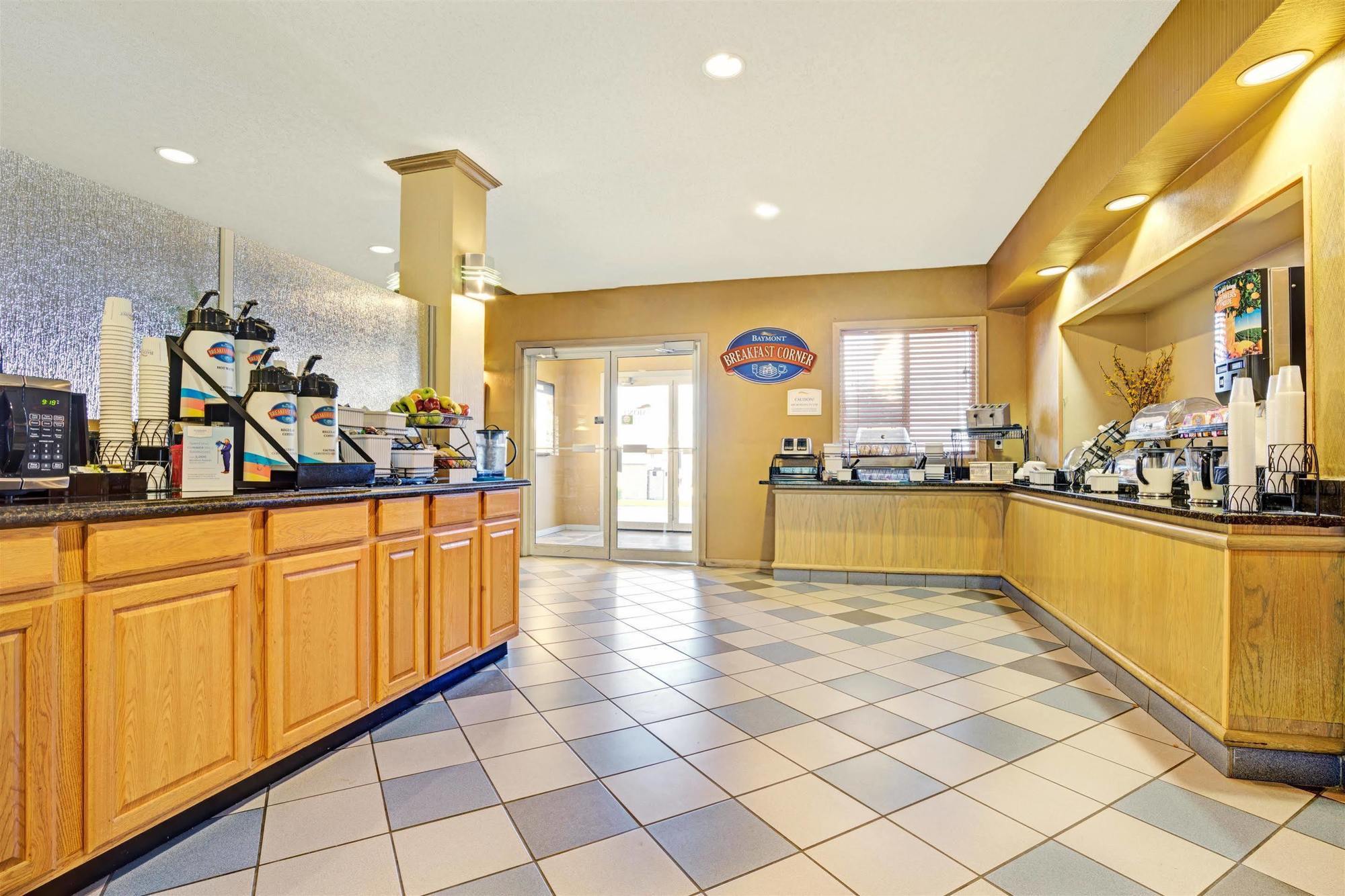 Baymont By Wyndham Wahpeton Hotel Bagian luar foto